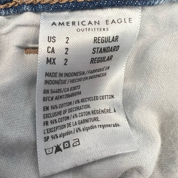 American Eagle Straight Mom High Rise Light Wash Blue Jeans Distressed Pockets 2 - Picture 13 of 16